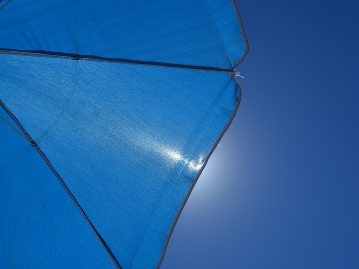 Sonnenschirm verdeckt die Sonne