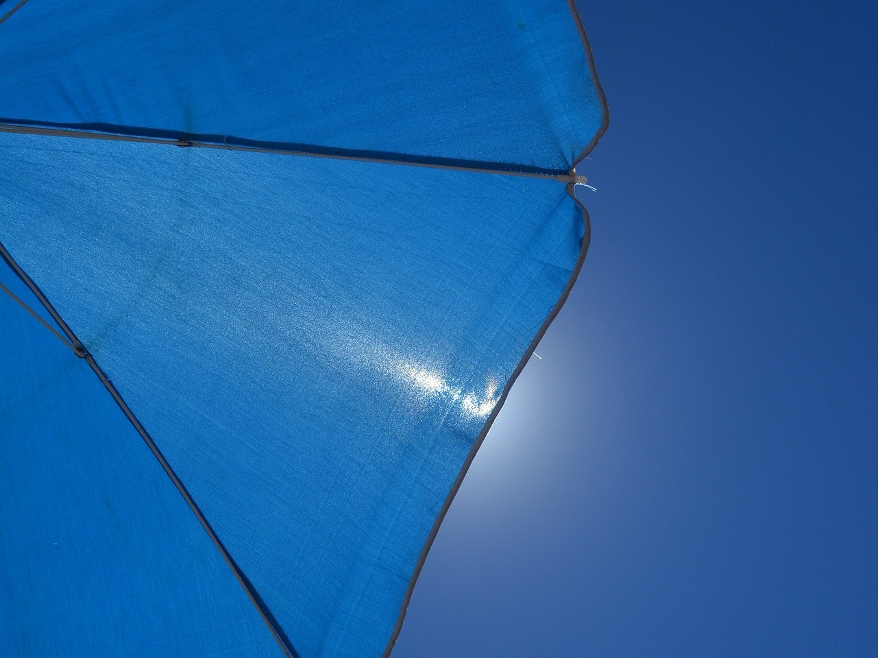 Sonnenschirm verdeckt die Sonne Sonnenschirm verdeckt die Sonne