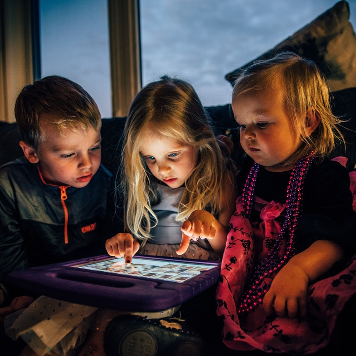 Kinder am Tablet