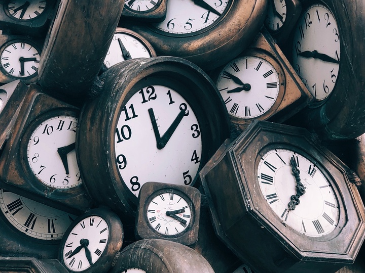 Uhren geben die Zeit vor