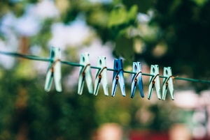 Wäscheklammern hängen an einer Leine