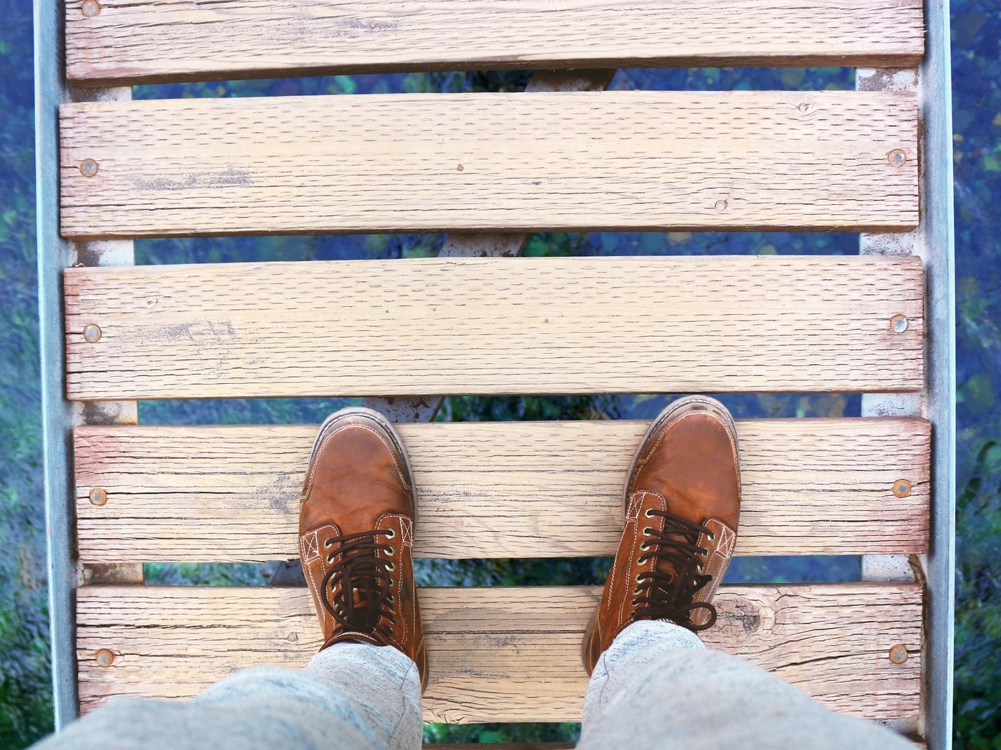 Auf der Brücke stehen