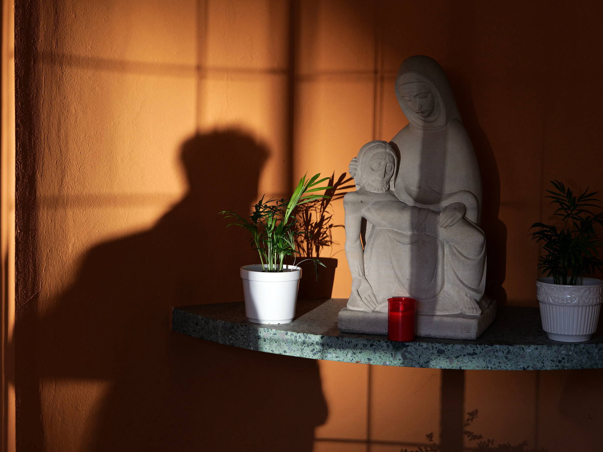 Maria trauert um ihren gekreuzigten Sohn