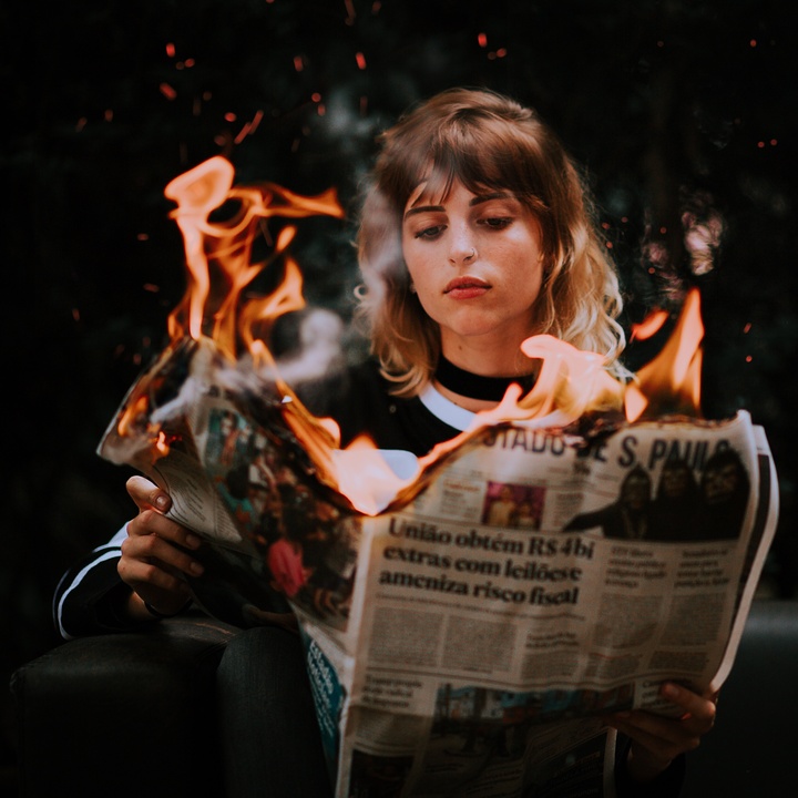Brennende Zeitung