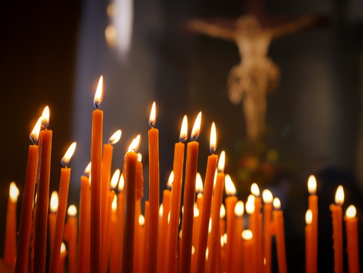 Kerzenschein in Kirche