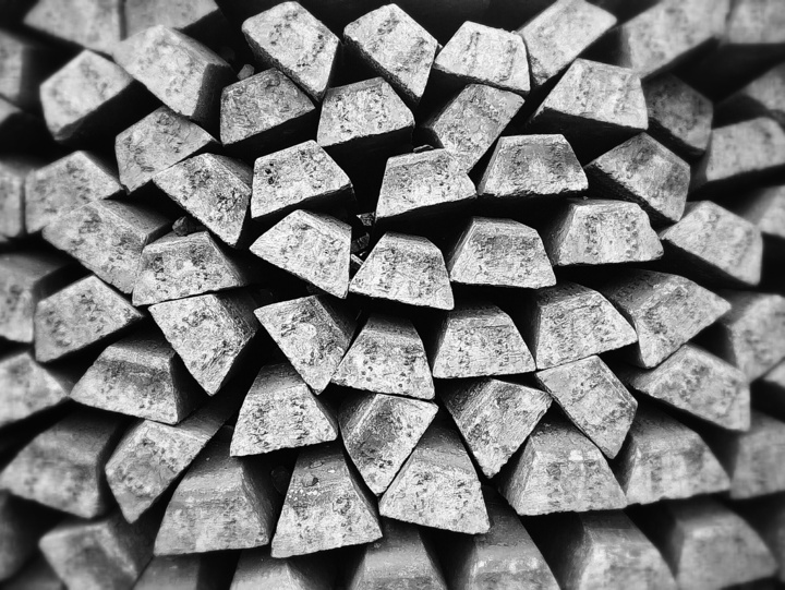 Gold-, Silber- oder Betonbarren gestapelt