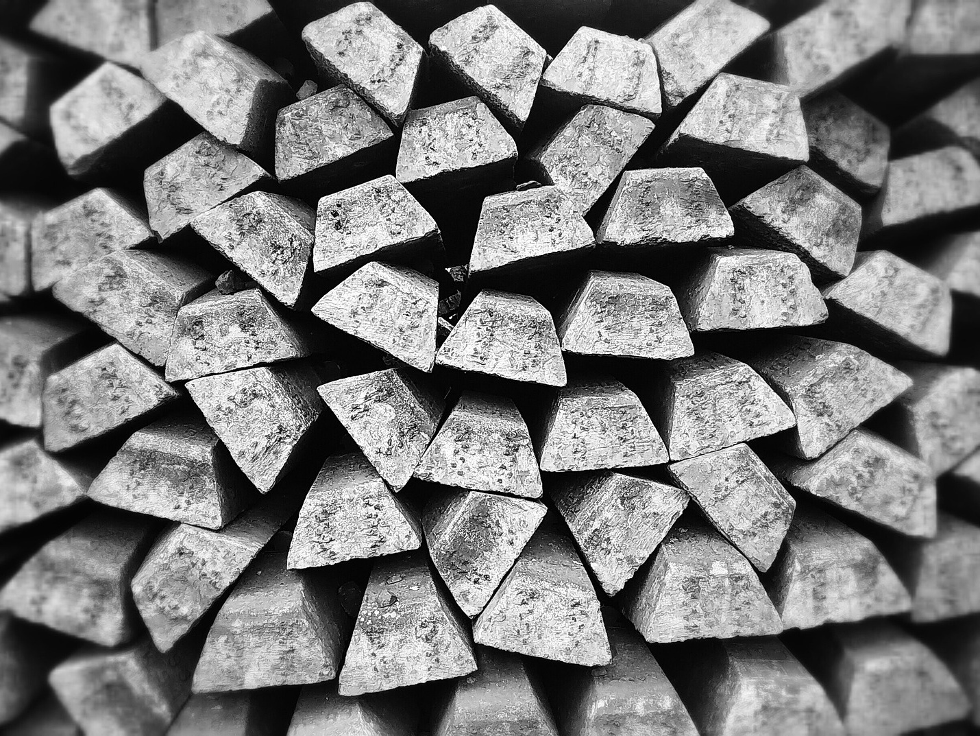 Gold-, Silber- oder Betonbarren gestapelt