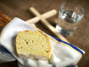 Brot und Wasser mit Kreuz zur Fastenzeit