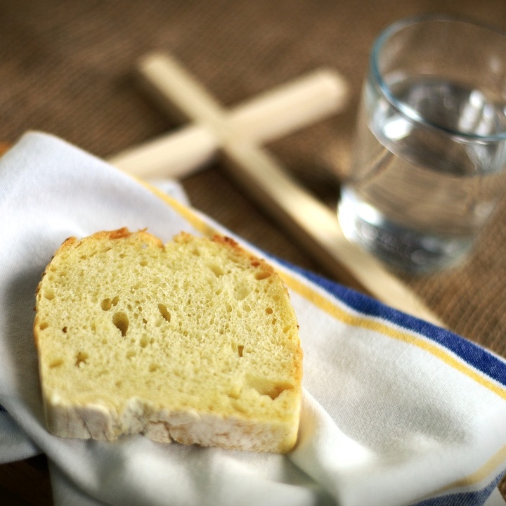 Brot und Wasser mit Kreuz zur Fastenzeit